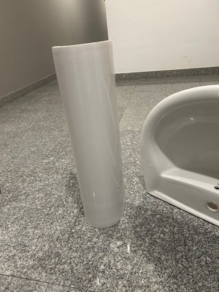 Dos Lavabos con pies y un espejo