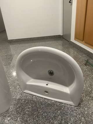 Dos Lavabos con pies y un espejo