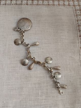 Pulsera plateada gotas