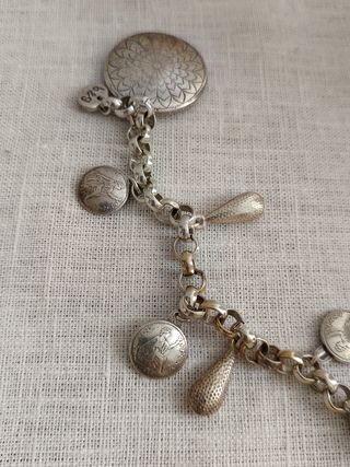 Pulsera plateada gotas