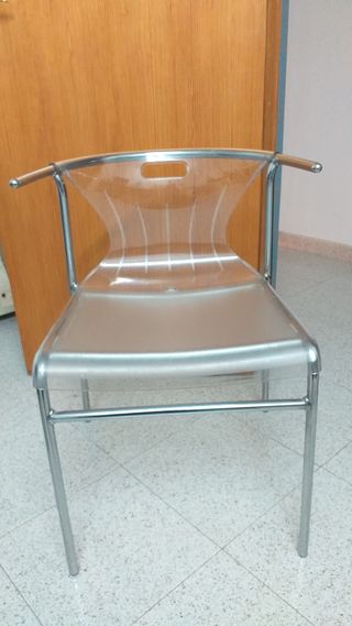 2 sillas transparentes