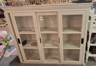 Estanterias con puertas