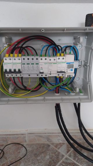 Electricista profesional. Seguridad y calidad.