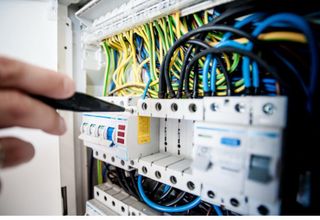 Electricista profesional. Seguridad y calidad.