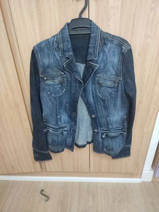 Chaqueta vaquera SÚPER CHULA  de ZARA 