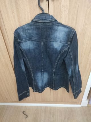 Chaqueta vaquera SÚPER CHULA  de ZARA 