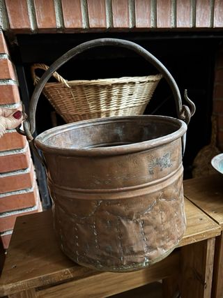 Caldero de cobre amartillado y forja.