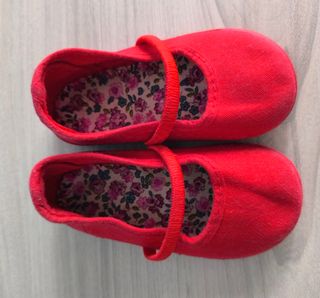 ZAPATILLAS ROJAS DE NIÑA