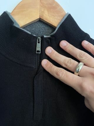 Jersey negro Emporio Armani con cremallera y logo