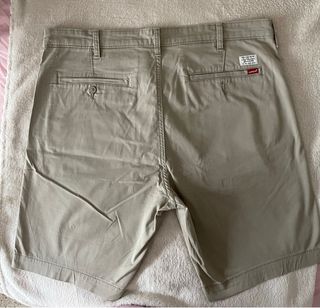 Levi’s pantalón corto tipo chino. Impecable.