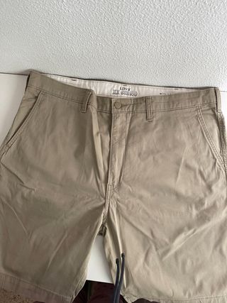Levi’s pantalón corto tipo chino. Impecable.