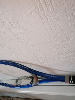 Raqueta de tenis con funda