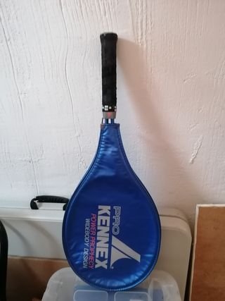 Raqueta de tenis con funda