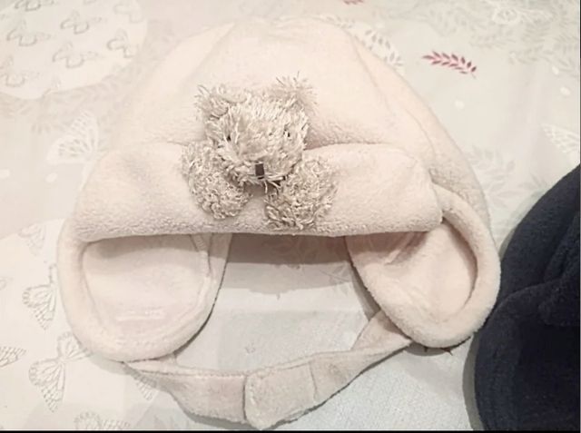 LOTE DE 2 GORROS INFANTILES C & A  INVIERNO ☃️