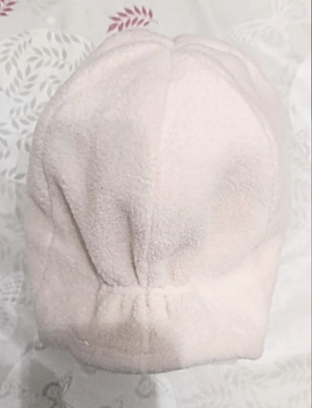 LOTE DE 2 GORROS INFANTILES C & A  INVIERNO ☃️