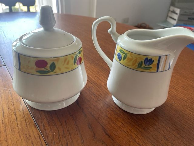 Azucareca y jarra para leche