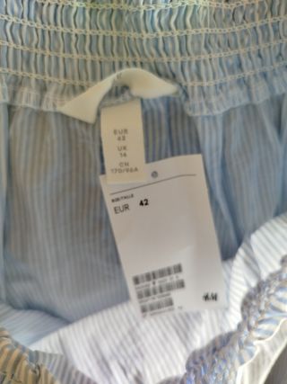 Blusa azul clarito y rayas blancas. Talla 4.