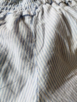 Blusa azul clarito y rayas blancas. Talla 4.