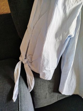 Blusa azul clarito y rayas blancas. Talla 4.