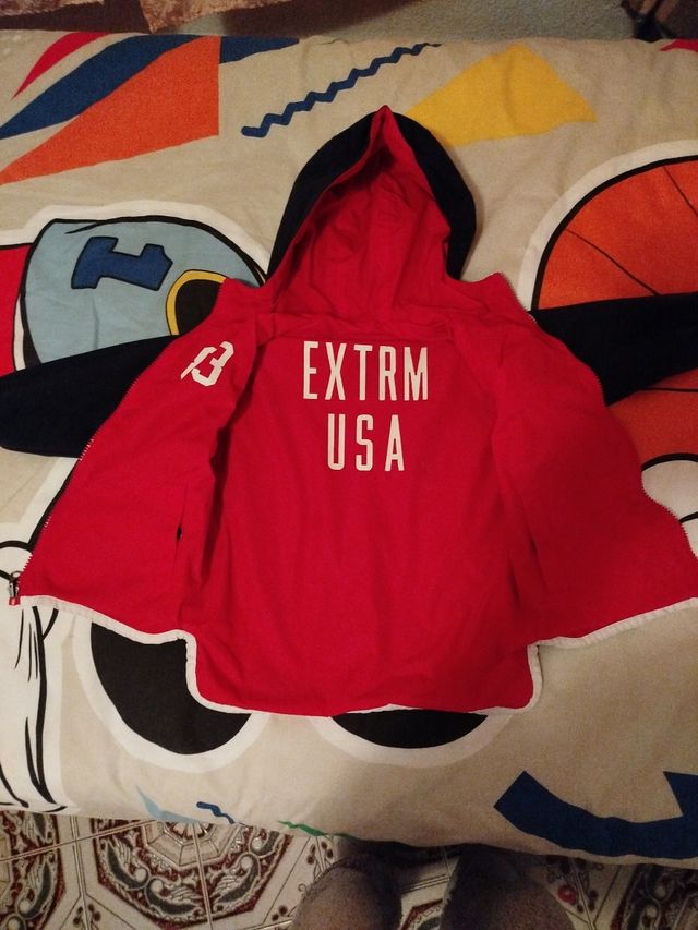 Abrigo de niño tener dos caras rojo y azul marino