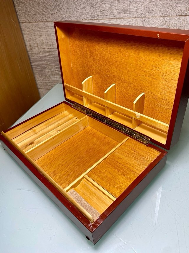 Caja musical tabaco o purera de madera y polipiel