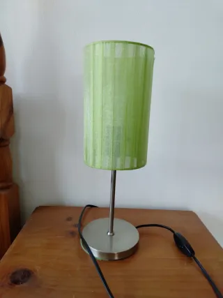 Lámpara de techo y de mesita de noche.