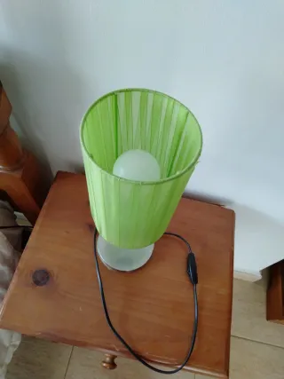 Lámpara de techo y de mesita de noche.