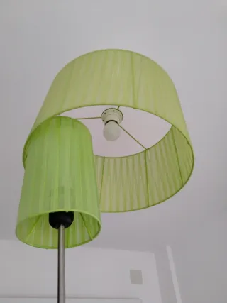 Lámpara de techo y de mesita de noche.