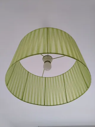 Lámpara de techo y de mesita de noche.