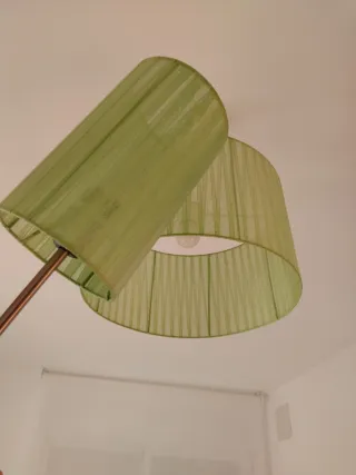 Lámpara de techo y de mesita de noche.