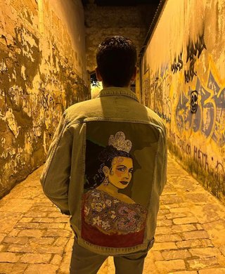 Láminas, tote bags y chaquetas pintadas a mano