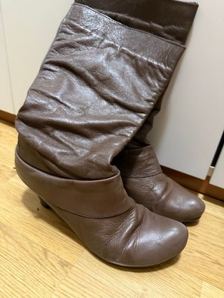 Varios pares botas y botines