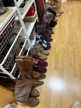 Varios pares botas y botines