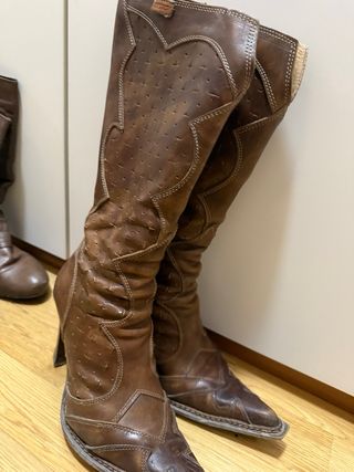 Varios pares botas y botines
