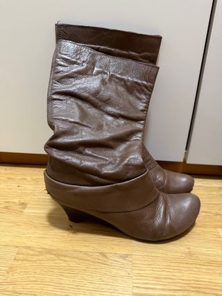 Varios pares botas y botines