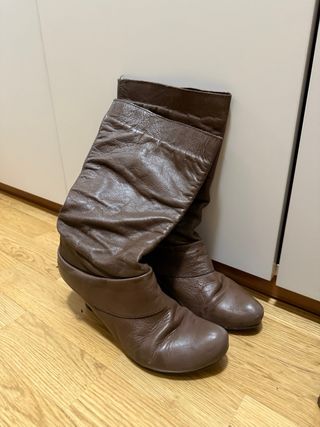 Varios pares botas y botines