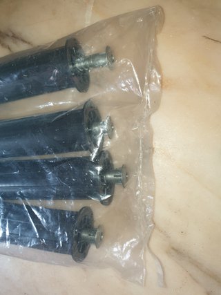 Niveladores para mesa o cama.