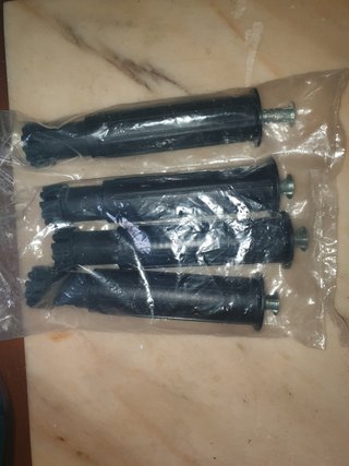 Niveladores para mesa o cama.
