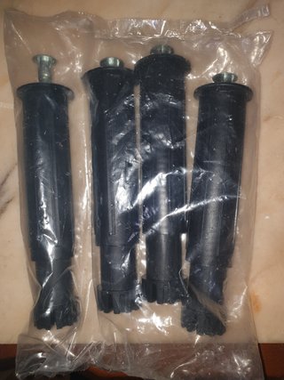 Niveladores para mesa o cama.