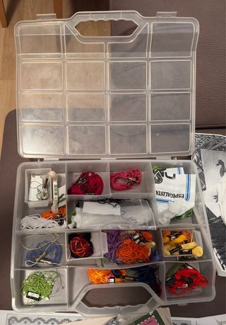 Caja de plastico almacenaje hilos de bordar