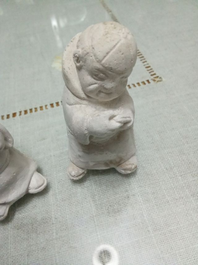 Originales frailes jugando a las cartas