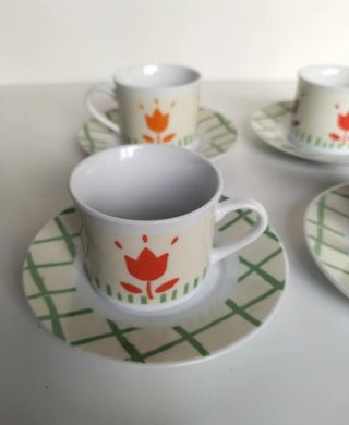4 tazas con sus platos