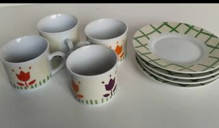 4 tazas con sus platos