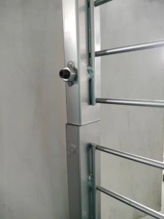 Estantería metálica para ganchos