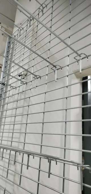 Estantería metálica para ganchos