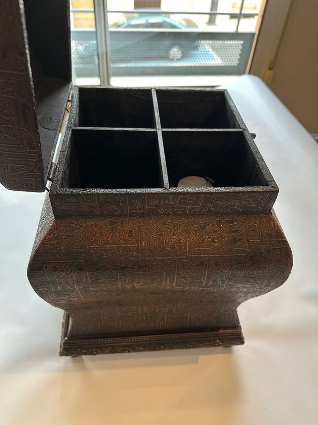 Cofre egipcio decorativo