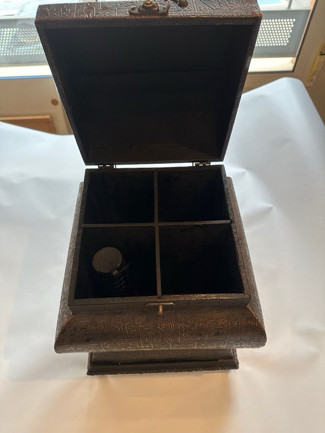 Cofre egipcio decorativo