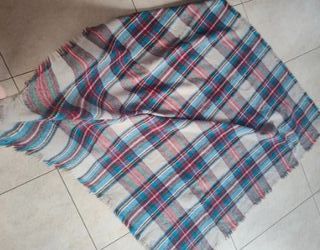 Bufanda muy grande de cuadritos, como una mantita