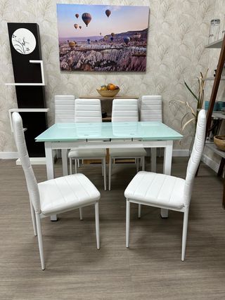 MESA CRISTAL CON 4 SILLAS