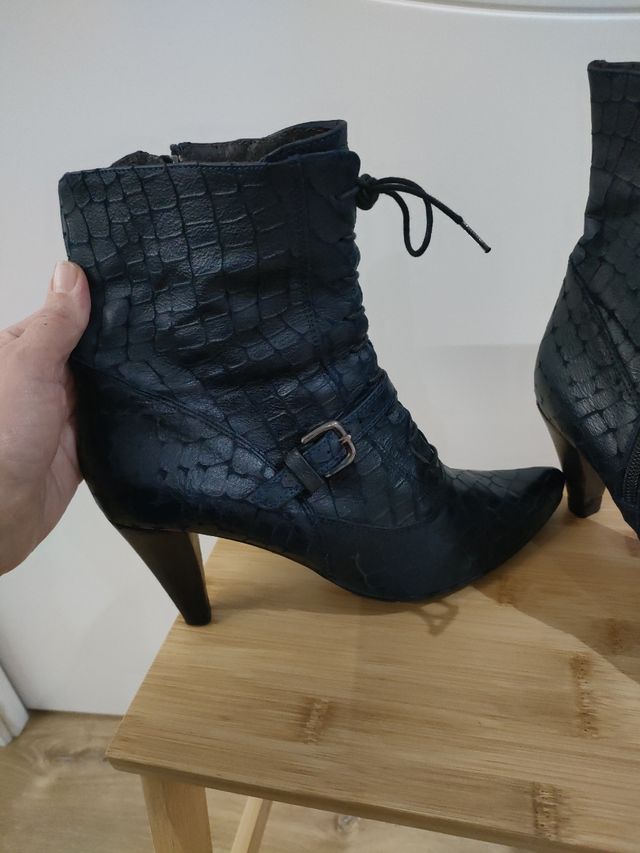 Botines de piel.